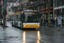 Am 04.12.2015 fährt MZ-SW 731 auf der Linie 63 durch die Innenstadt von Mainz. Aufgenommen wurde ein MAN Niederflurbus der 2. Generation.
