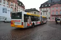 Am 04.12.2015 fährt MZ-SW 727 auf der Linie 57 durch die Innenstadt von Mainz. Aufgenommen wurde ein MAN Niederflurbus der 2. Generation.
