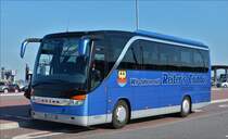 . Setra S 411 HD wartet am 05.05.2016 in Norddeich am Fhranleger auf seine Reisegruppe.