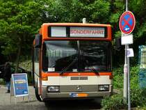 Ein Mercedes Benz O405 der mal in Frankfurt gefahren ist am 16.05.16 in Königstein beim Bahnhofsfest
