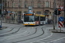 Am 04.12.2015 fährt MZ-SW 926 auf der Linie 64 durch die Innenstadt von Mainz. Aufgenommen wurde ein Mercedes Benz Citaro G der 2. Generation.
