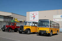 Zwei Generationen von Postautos treffen am 7. Mai 2016 im Rahmen der Frühlingsfahrt von Wegmüller in Attikon aufeinander: Links ein Saurer L4C Alpenwagen III, rechts ein FBW 50U54R Alpenwagen IV