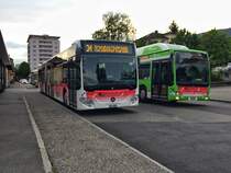 Der stehende C2 Nr. 8 wird vom Citaro Nr. 25 mit Vollwerbung für Erdgas, beim Bhf Süd überholt, am 18.5.2016.