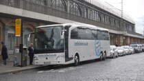Mercedes-Benz Travego 17RHD am 18.04.2015 in Dresden am Hauptbahnhof