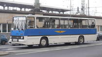 Ikarus 260.02 am 18.04.2015 vor dem Hauptbahnhof in Dresden