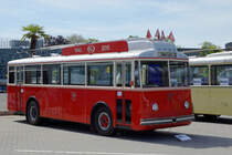 VBL: Zum Jubiläumsfest 75 Jahre Trolleybus in Luzern vom 20. bis 22. Mai 2016, verkehrte erstmals der frisch renovierte ehemalige  Päcklibus  auf dem Liniennetz der VBL. Der Trolleybus 21 der Verkehrsbetriebe Biel zusammen mit den  Gasttrolleybussen  aus andern Kantonen im Verkehrshaus Luzern ausgestellt am 21. Mai 2016.
Foto: Walter Ruetsch