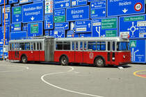 VBL: Zum Jubiläumsfest 75 Jahre Trolleybus in Luzern vom 20. bis 22. Mai 2016, verkehrte erstmals der frisch renovierte ehemalige  Päcklibus  auf dem Liniennetz der VBL. Der VW-Gelenktrolleybus 101 zusammen mit den  Gasttrolleybussen  aus andern Kantonen im Verkehrshaus Luzern ausgestellt am 21. Mai 2016.
Foto: Walter Ruetsch
