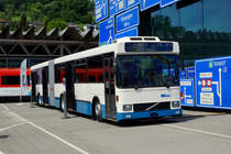 VBL: Zum Jubiläumsfest 75 Jahre Trolleybus in Luzern vom 20. bis 22. Mai 2016, verkehrte erstmals der frisch renovierte ehemalige  Päcklibus  auf dem Liniennetz der VBL. Ein VBL NAW-Gelenkbus zusammen mit den  Gasttrolleybussen  aus andern Kantonen im Verkehrshaus Luzern ausgestellt am 21. Mai 2016.
Foto: Walter Ruetsch