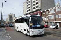 Niederlande / Den Haag: King Long XMQ6900Y aus Serbien / Belgrad / Beograd, aufgenommen im April 2016 im Stadtteil Scheveningen in Den Haag.