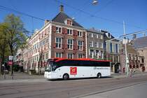 Niederlande / Den Haag: Mercedes-Benz Tourismo von Krasbus / KRAS Touringcars, aufgenommen im April 2016 in der Innenstadt von Den Haag. 