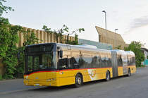 Solaris Gelekbus der Post ist beim Bahnhof Kaiseraugst abgestellt. Die Aufnahme stammt vom 17.05.2016.