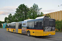 Solaris Gelekbus der Post ist beim Bahnhof Kaiseraugst abgestellt. Die Aufnahme stammt vom 17.05.2016.