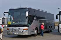 .Setra S 416 GT-HD wartet auf seine Reisegesellschaft am Fähranleger Harlingersiel.  02.05.2016
