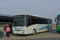 . IVECO Crossway von Diekena Reisen, aufgenommen am 02.05.2016 am Fähranleger Harlesiel. 