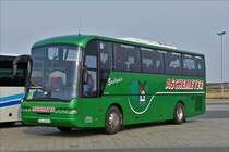 . Am 02.05.2016 wartet dieser Neoplan Euroliner von Aschemeyer, auf seine Fahrgàste die mit der Fähre von der Insel Wangerooge kommen.