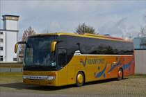 . VV 2044, Setra S 416 GT-HD von Voyages Vandivinit steht weit seiner Heimat in Bremerhaven auf einem Parkplatz. 03.05.2016