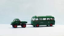 3593 + 3597 Unimog 411 mit Busanhänger Orion, grün, 1:87, Brekina 39007, Foto vom 18.2.2016