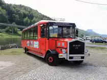 An der Fährstelle Bad Schandau Stadt stand am 21. Mai 2016 ein  Historischer  MAN als Bastei-Kraxler