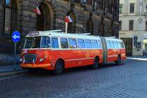Der 1975 gebaute heutige Museumsbus 549 vom Typ Jelcz 021 am 02.05.2016 am Plac Wolnosci in Poznan