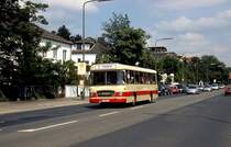 Der MAN 750 HO M 11 8921 der Rheinbahn ist im Rahmen einer Sonderfahrt im Mai 2008 auf der Hildener Straße in Düsselorf-Benrath unterwegs