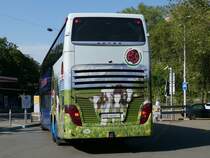Heck der Setra 431-DT von Zerzuben bei der Ausfahrt von der Carstation Sihlquai, am 28.5.2016.