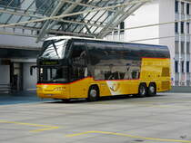 Postauto - Neoplan  GR 163000 auf Dienstfahrt bei der Postautohaltestelle ob dem Bahnhof Chur am 15.05.2016
