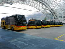 Postauto - Postautoparade bei der Postautohaltestelle ob dem Bahnhof Chur am 15.05.2016