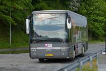 . Am Bahnhof in Wiltz wartet dieser VanHool T 915 aus den Niederlanden auf seine Fahrgste. 27.05.2016