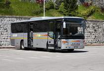 SETRA S 412 UL von DolomitiBus, am 21.5.2016 bei der Haltestelle Calalzo FS.
