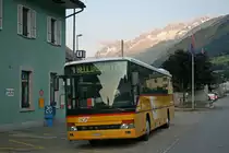 Sonnenaufgang über Airolo am 4. Juli 2012 um 6:30 morgens: Ein Setra S 313 UL von Postauto (Regie Bellinzona) wartet auf seine Abfahrt nach Bellinzona.