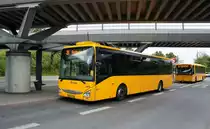 Bus Dänemark / Region Seeland / Region Sjælland: Iveco Crossway LE - Wagen 2572 von Trafikselskabet Movia, aufgenommen im Mai 2016 an der oberirdischen S- und U-Bahn - Station Flintholm in Kopenhagen.
