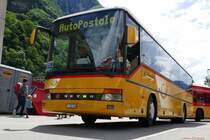Setra beim Leute aufnehmen um die dann vom Bhf Biasca zum Festplatz in Pollegio zu bringen am 5.6.2016.