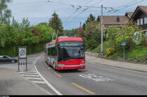 Solaris Trollino Nr. 180 kurz vor der Endhaltestelle Oberseen. 9. Mai 2016