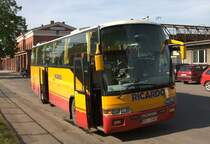 Vor dem Hauptbahnhof in Glatz wartete dieser Scania K 113 am 22.5.2016 auf Fahrgäste.