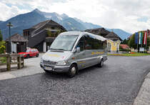 Da momentan in Irschen aufgrund eines Gerüsts, mit SETRA S 425 NF kein Durchkommen mehr ist, werden die Kurse vorerst mal diese Woche mit einem Mercedes 616 CDI von Siebler Reisen und einem Mercedes – Kutsenits Hydra der OGV gefahren.
Hier zusehen ist der Mercedes 616 CDI von Siebler Reisen, unterwegs auf der Kfl. 5021 als Kurs 11 (Oberdrauburg Bahnhof - Gerlamoos), am 7.6.2016 nahe der Haltestelle Berg im Drautal Mehrzweckhaus.