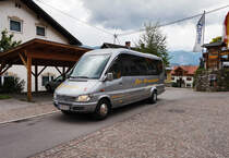 Mercedes 616 CDI von Siebler Reisen, unterwegs auf der Kfl. 5021 als Kurs 11 (Oberdrauburg Bahnhof - Gerlamoos), am 8.6.2016 bei der Haltestelle Irschen Gemeindeamt.