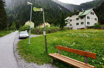 Blick auf eine ehemalige Haltestelle der Verkehrsbetriebe Lackner bei den Personalhäusern nahe des Bahnhofs Böckstein. Den Namen der Haltestelle konnte ich leider nicht herausfinden.
Heute enden die ÖBB-Postbusse der Linie 550 eine Haltestelle vorher beim Bahnhof Böckstein.
Die Verkehrsbetriebe Lackner fahren diese Route nach Böckstein heute nicht mehr