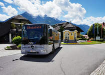 Mercedes – Kutsenits Hydra der OGV, unterwegs auf der Kfl. 5021 als Kurs 11 (Oberdrauburg Bahnhof - Gerlamoos), am 10.6.2016 nahe der Haltestelle Berg im Drautal Mehrzweckhaus.
Normalerweise wird der Kurs ja von einem SETRA S 415 NF von Siebler Reisen bedient, doch aufgrund eines Gerüsts, an einem Haus in Irschen, ist dort mit diesem kein durchkommen.
Mit dem 30cm schmäleren Kutsenits geht es sich aber grad un grad aus.