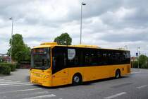 Bus Dänemark / Region Seeland / Region Sjælland: Volvo 8900 LE - Wagen 2565 von Trafikselskabet Movia (Eigentümer Fahrzeug: Keolis Danmark A/S), aufgenommen im Mai 2016 am Bahnhof von Hillerød.