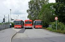 Bus Worms / Verkehrsverbund Rhein-Neckar: Iveco Crossway LE sowie Heckansicht eines Mercedes-Benz O 405 GN der Rheinpfalzbus GmbH, aufgenommen im Juni 2016 am Hauptbahnhof in Worms.
