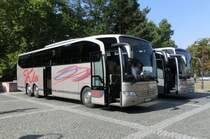 2 Mercedes Benz Reisebusse von Omnibus Klein am 11.09.2015 in Mainz. Ein Travego und dahinter ein Tourismo RHD