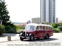 Zum Kappler Straenbahnfest 2008 wurden mit diesem Bus kleine Stadtrundfahrten durchgefhrt; kurzer Fotohalt nahe der Brckenstrae (ehemals Karl-Marx-Allee), im Hintergrund das (ehemalige Inter-) Hotel  Mercure Kongress 