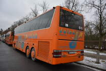 Zur  Grünen Woche 2016  ist EE-J 529 zu Besuch in Berlin. Aufgenommen wurde ein VanHool T 916 Astron / 16.01.2016 / Berlin, Olympischer Platz.
