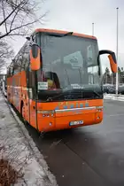Zur  Grünen Woche 2016  ist EE-J 529 zu Besuch in Berlin. Aufgenommen wurde ein VanHool T 916 Astron / 16.01.2016 / Berlin, Olympischer Platz.

