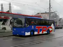 tpc - Volvo 8700  VS  325126 bei der TPC Haltestelle beim Bahnhof in Aigle am 19.06.0216