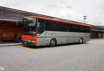 SETRA S 315 H unterwegs auf der Linie 431 (Valdaora, Cabinovia/Olang, Umlaufbahn - Lago di Anterselva/Antholzersee), am 19.6.2016 beim Halt an der Haltestelle Stazione di Valdaora/Bahnhof Olang.