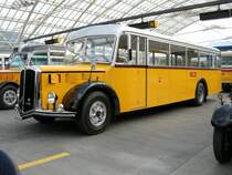 Alter Berna Reisebus am 24.5.08 anlsslich des Bahnhofsfest auf der Postautostation in Chur.