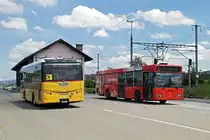Treffen zweier besonderer Busse nahe des Bahnhofs Rickenbach-Attikon am 28. Juni 2016. Links der Göppel go4City10 von PU Motrag, der auch als Zugfahrzeug für Anhänger dient. Rechts der Mercedes-Benz O405N2 der ZHAW-Abschlussklasse in Verkehrssysteme (ex TPC Depot Monthey, ex GOWA/VBL Nr. 557), der zum Frackmobil mit Bar und Lounge umgebaut wurde.