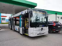 Nachdem der Mercedes – Kutsenits Hydra den Kurs 12 (Oberdrauburg Bahnhof - Greifenburg Gemeindeamt) zu Ende gefahren hatte, ging es noch mal zum Tanken und danach für ihn und den Busfahrer in den Feierabend.
Aufgenommen am 27.6.2016 bei der Lagerhaus-Tankstelle in Greifenburg.