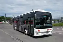 Bus Ulm: Iveco Crossway LE von Bayer-Reisen aus Ehingen / Donau, aufgenommen im Juni 2016 am Hauptbahnhof in Ulm. 